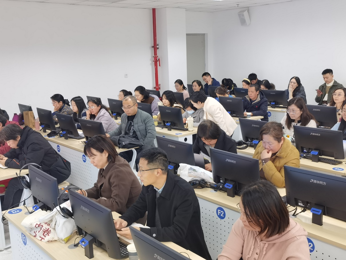 赌博网
举办“AI辅助高校教师教学研究”专题培训