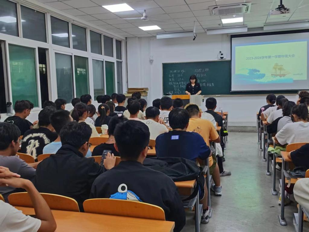 赌博网
召开新学期年级大会