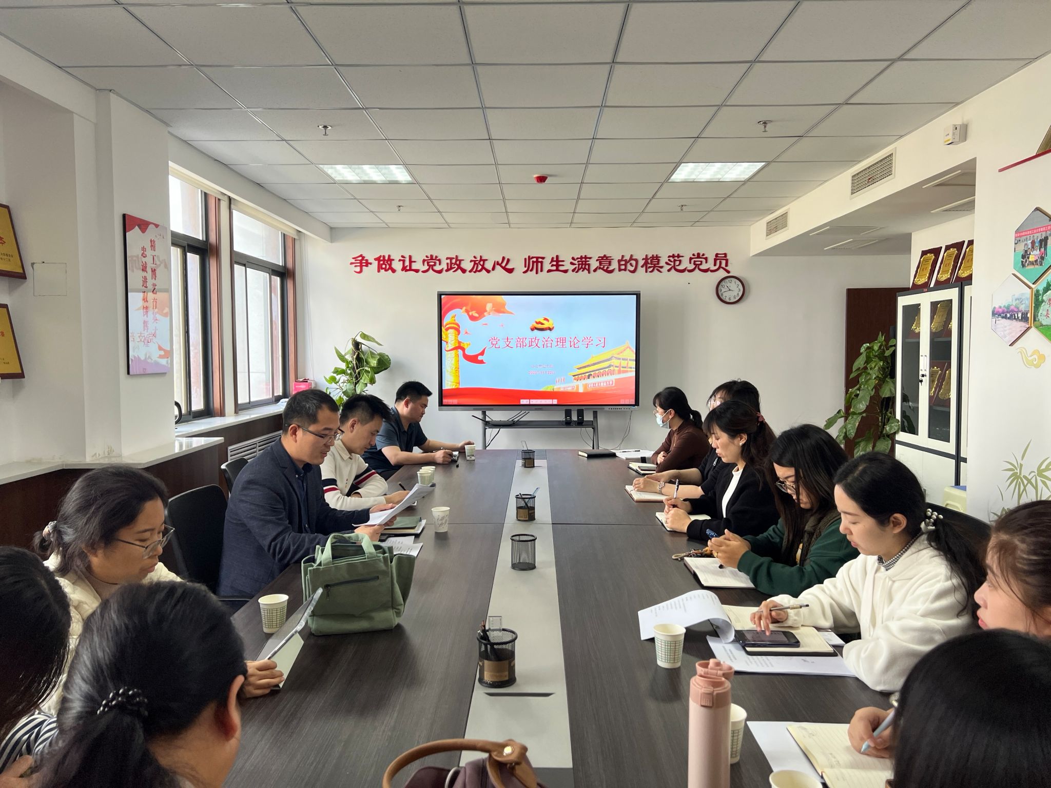 赌博网
办公室党支部联合护航工作室开展法律知识交流活动