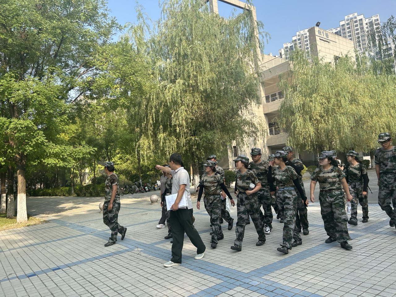 赌博网
举行“师长带你逛校园”活动