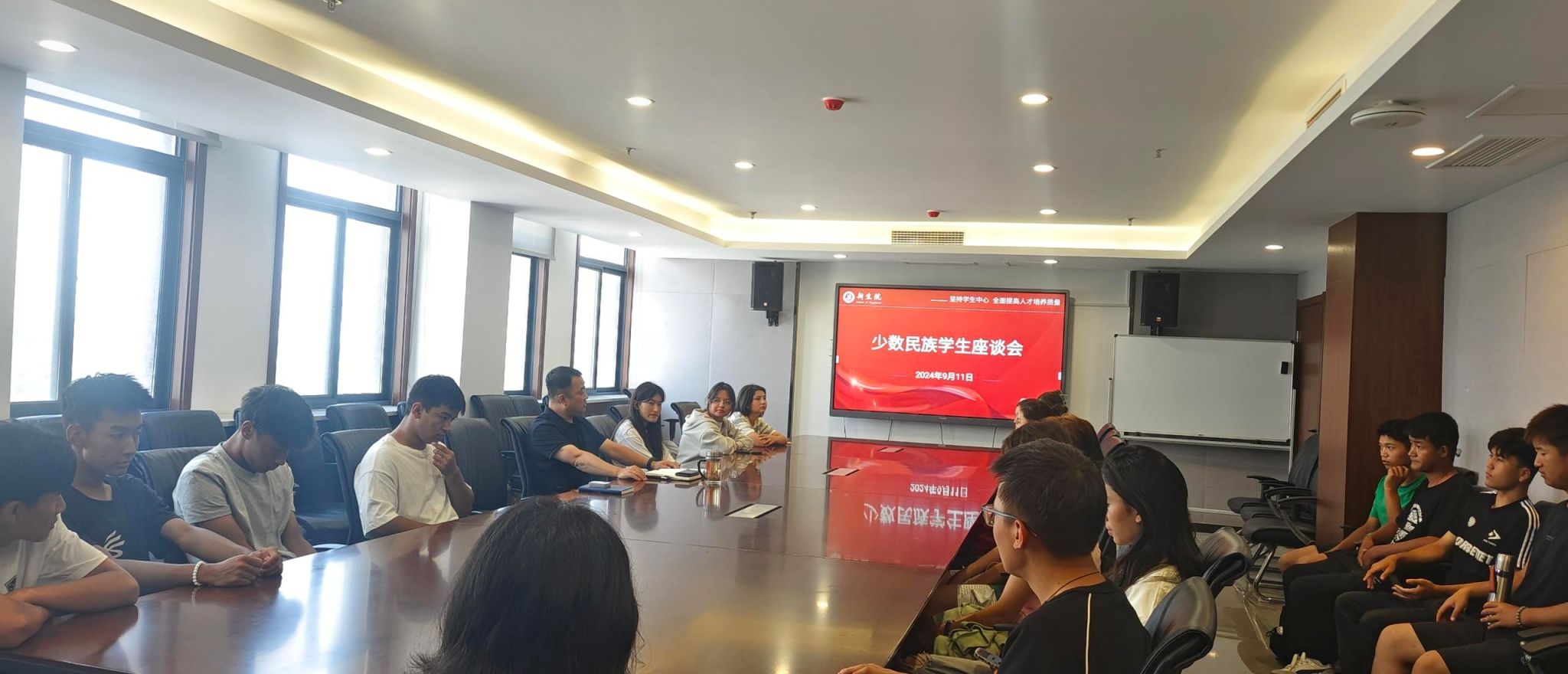 “听党话、感党恩、跟党走”--赌博网
召开少数民族学生座谈会