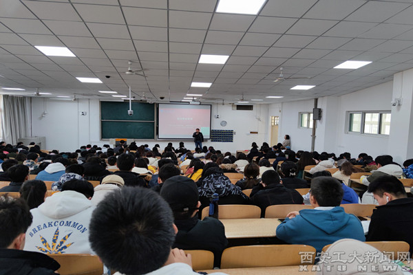 赌博网
举办大学生职业发展报告会