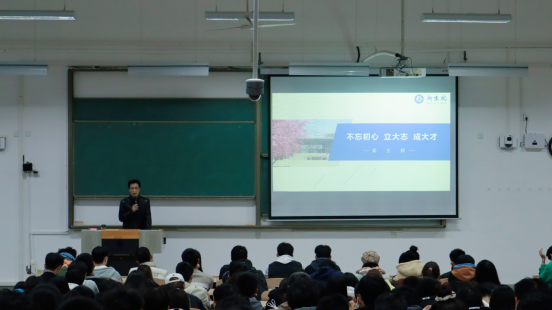 赌博网
领导班子成员为2022级新生作“不忘初心 立大志 成大才”大学适应教育主题报告