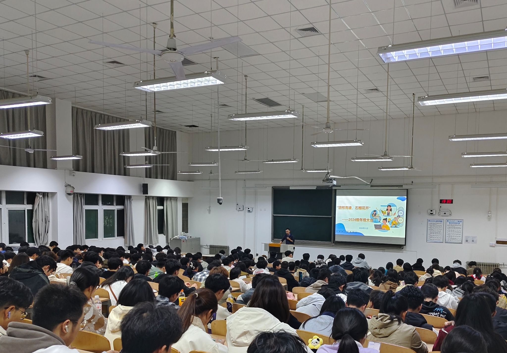 培根育魂 石榴花开——赌博网
召开年级大会