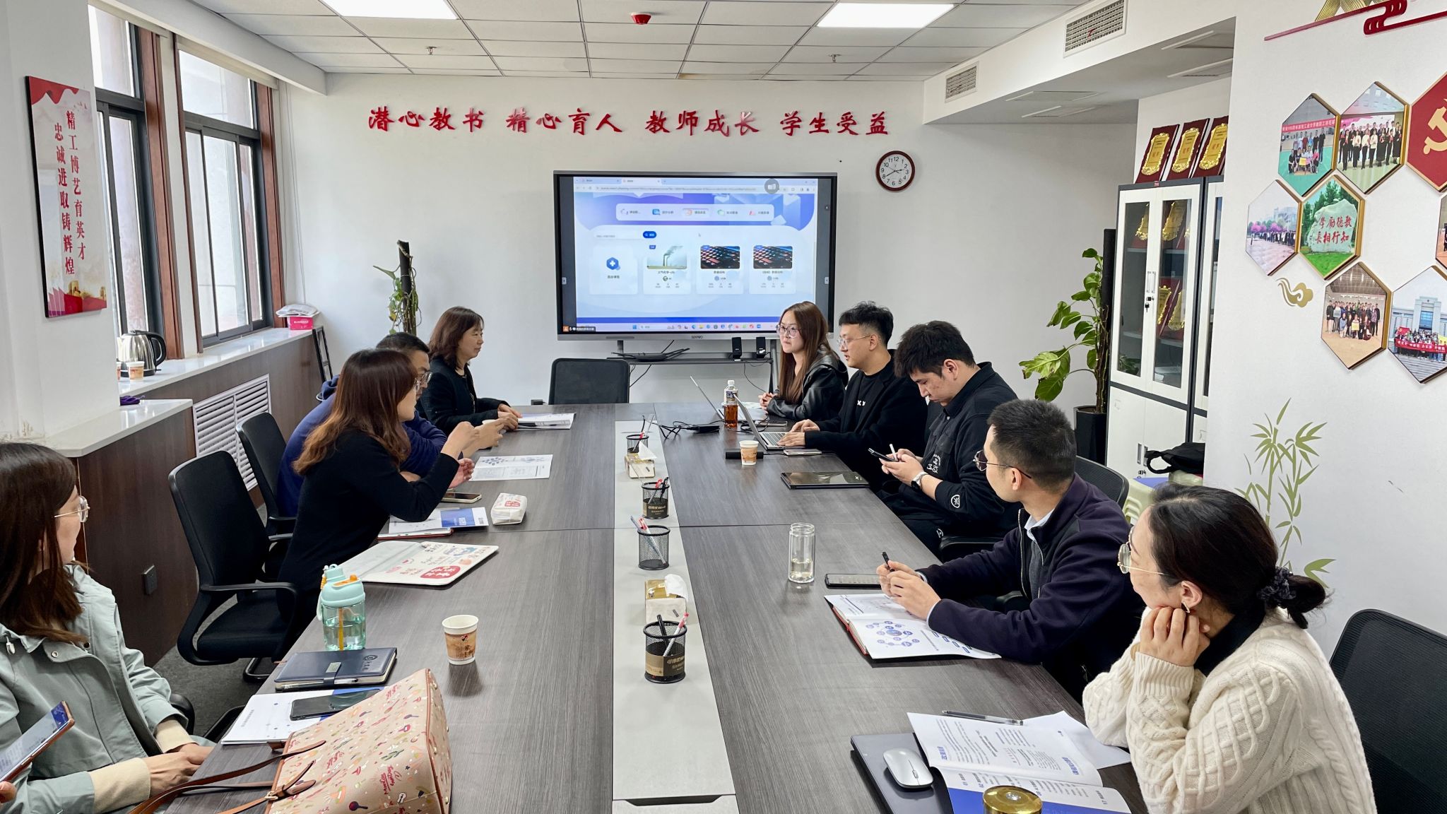 赌博网
开展大学数学课群数字化建设研讨会