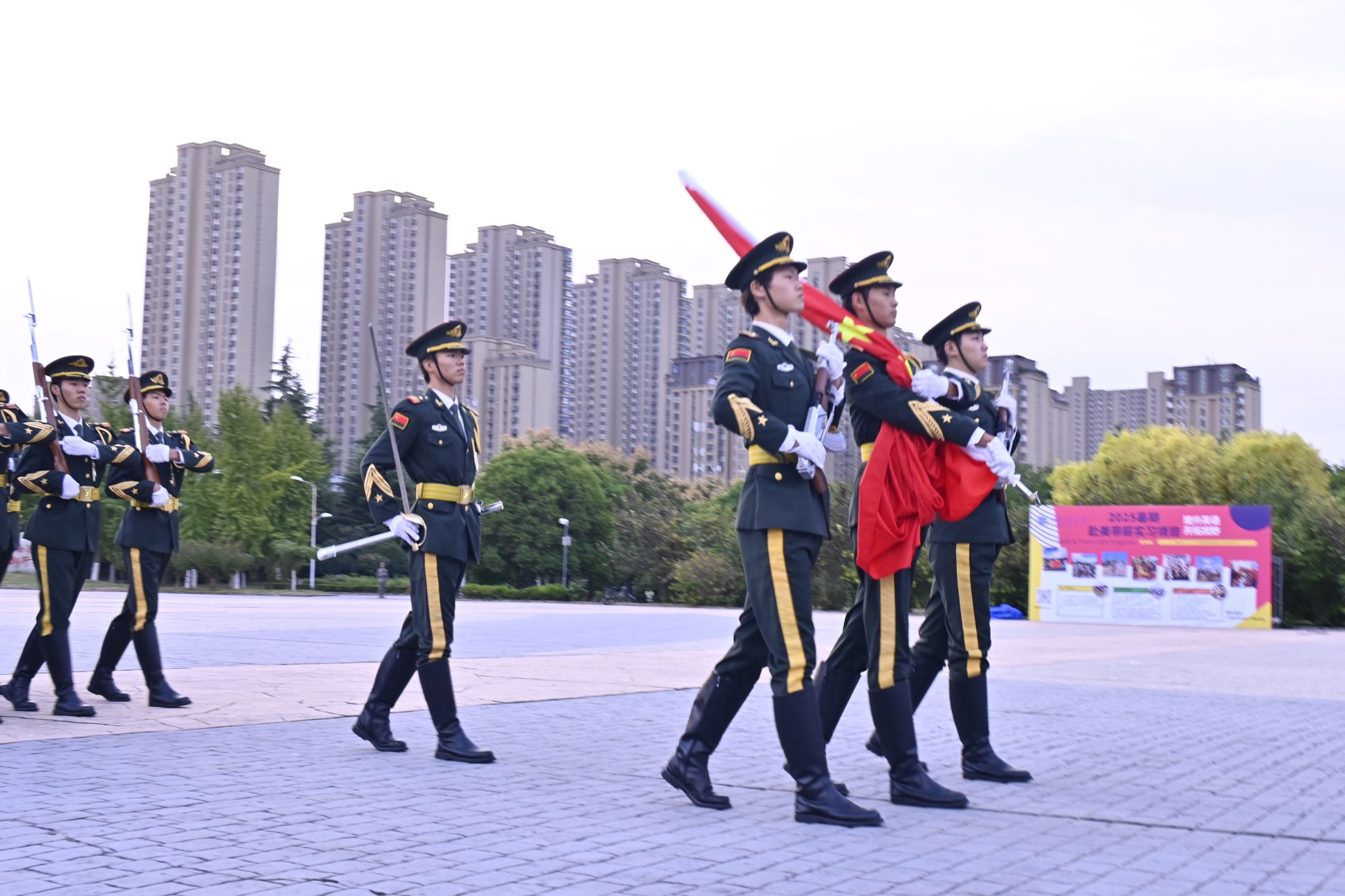 青春向党礼赞中国——赌博网
举行升旗仪式