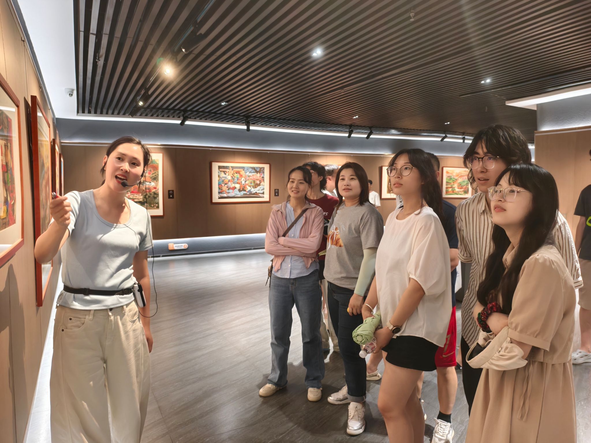 感悟传统文化 激扬青春力量——赌博网
组织参观中国户县农民画展览馆