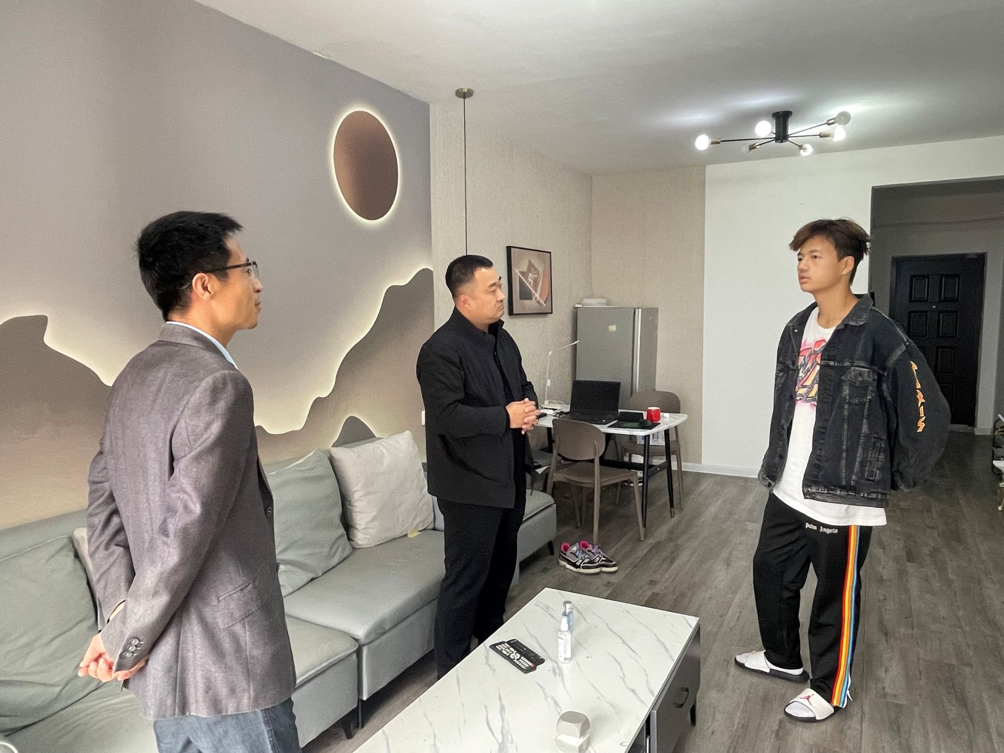 问需送暖情系新生--赌博网
开展校外住宿学生走访活动