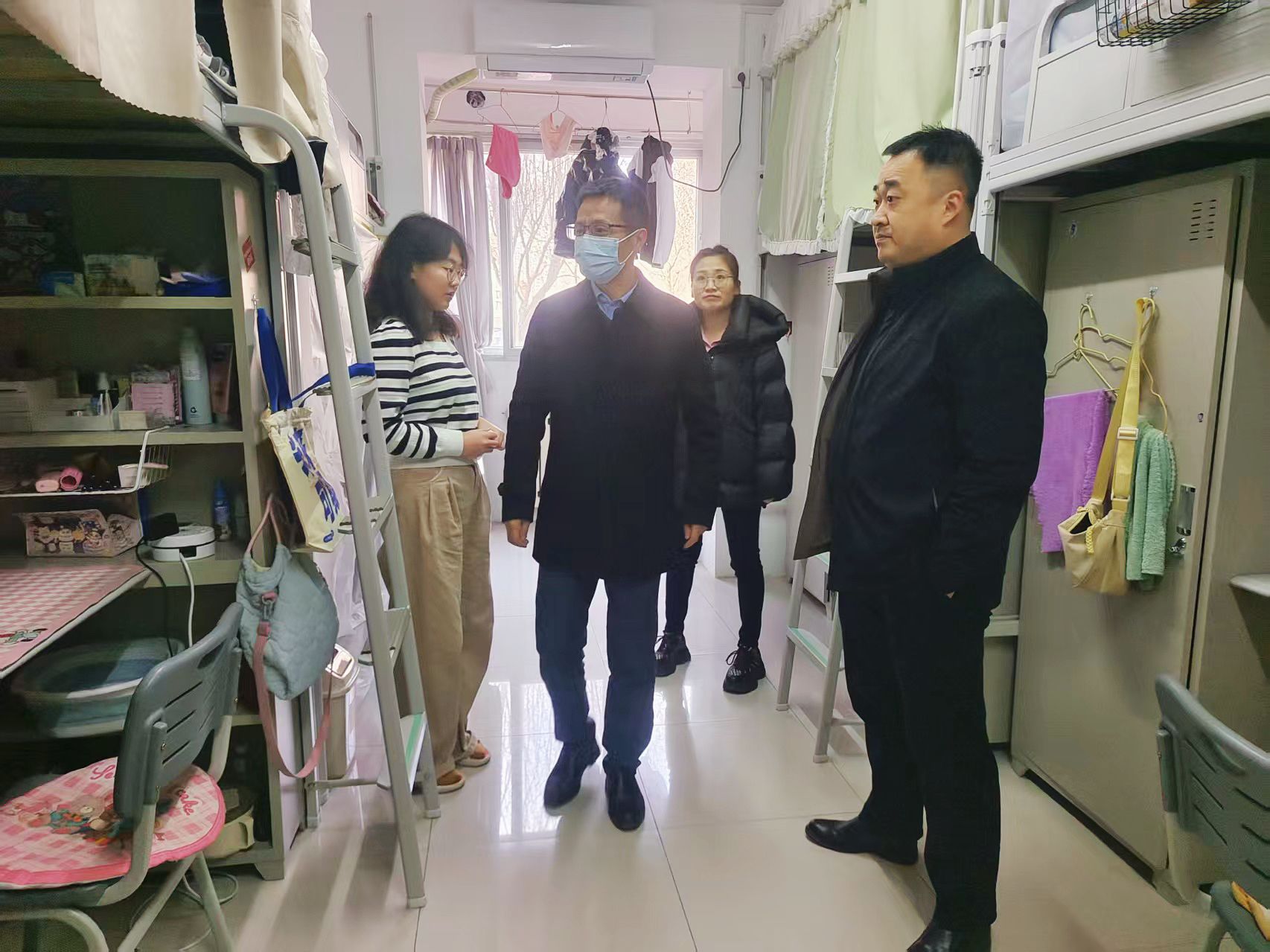 迎春送暖 开启新征程---赌博网
领导走访学生宿舍