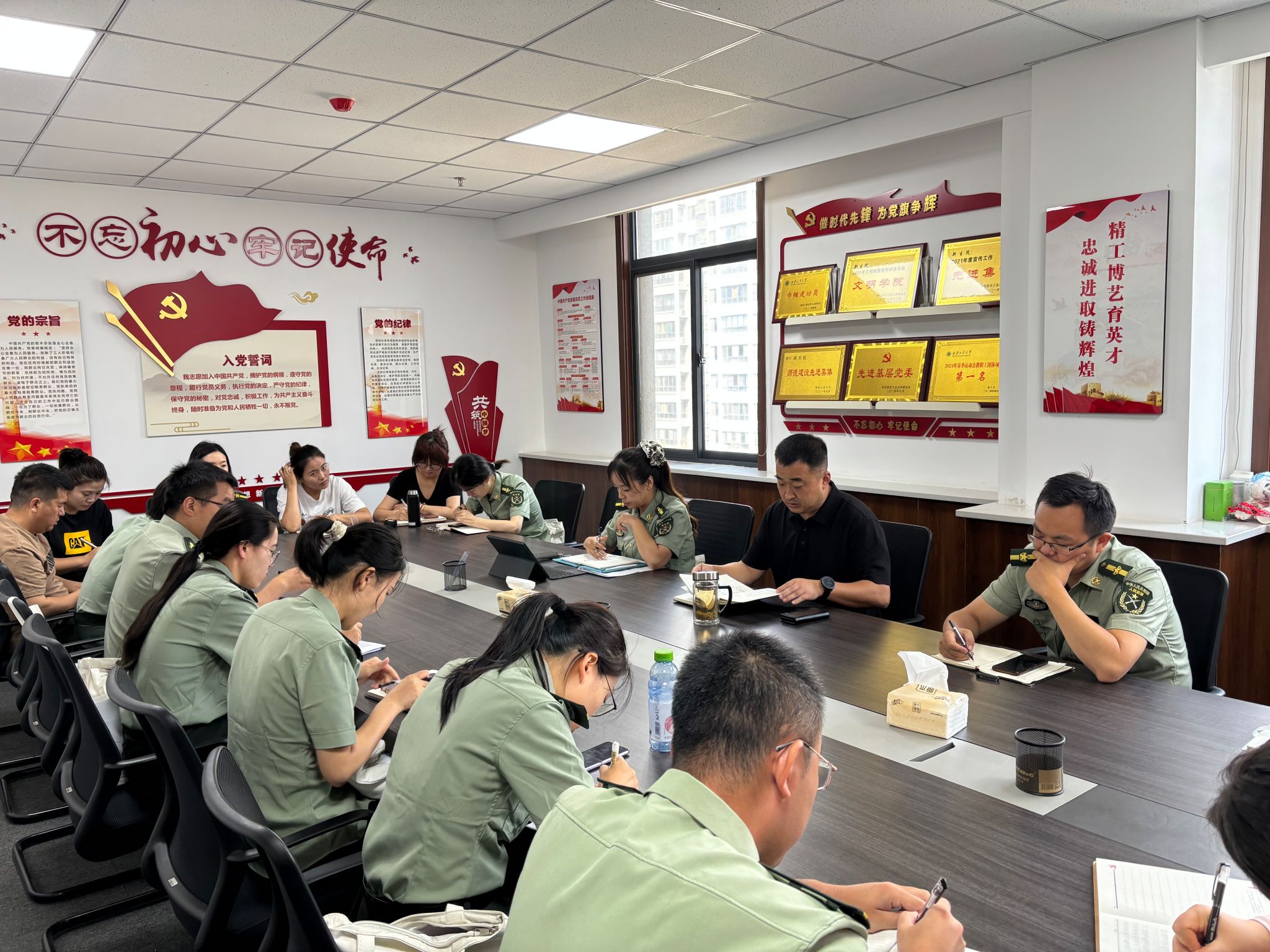 赌博网
召开学生工作会议