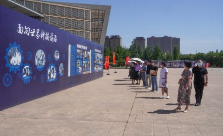 赌博网
组织参观“众心向党 自立自强——党领导下的科学家主题展”
