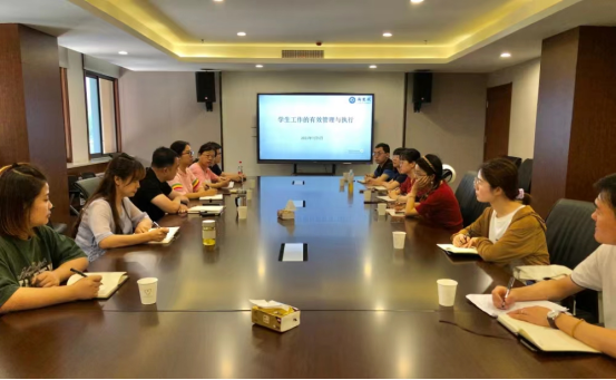 赌博网
召开2023级辅导员学生工作培训会