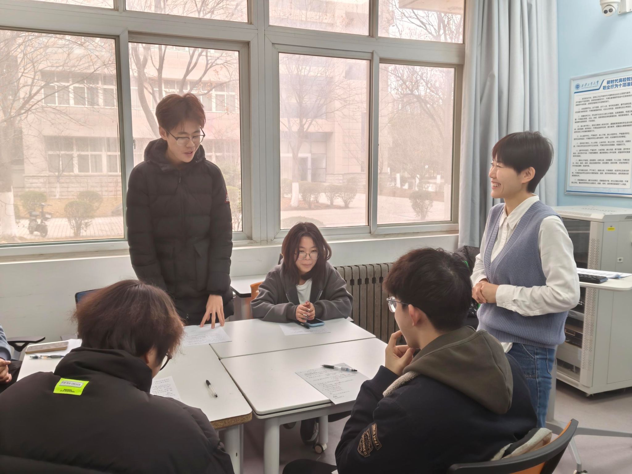 青言青语话雷锋 时代传承绽光芒——赌博网
开展“学雷锋”主题班会