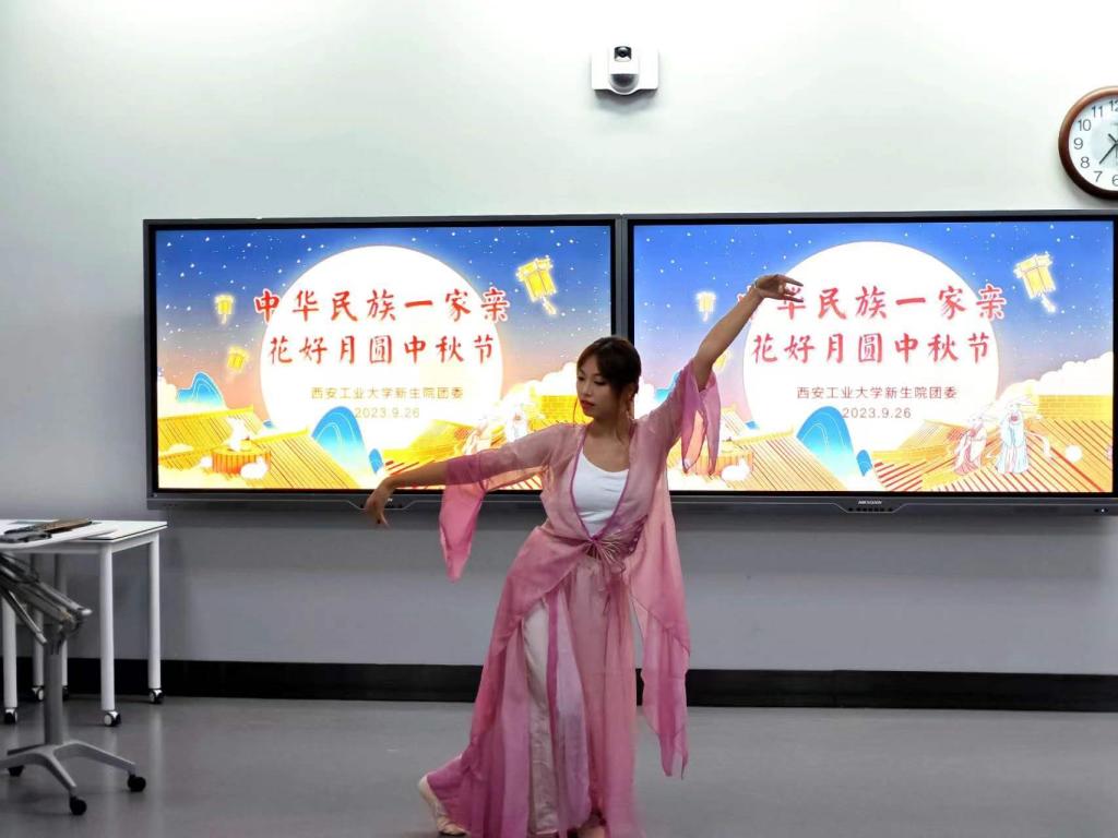 “石榴同心 青春同行”赌博网
组织少数民族同学共同欢度中秋佳节