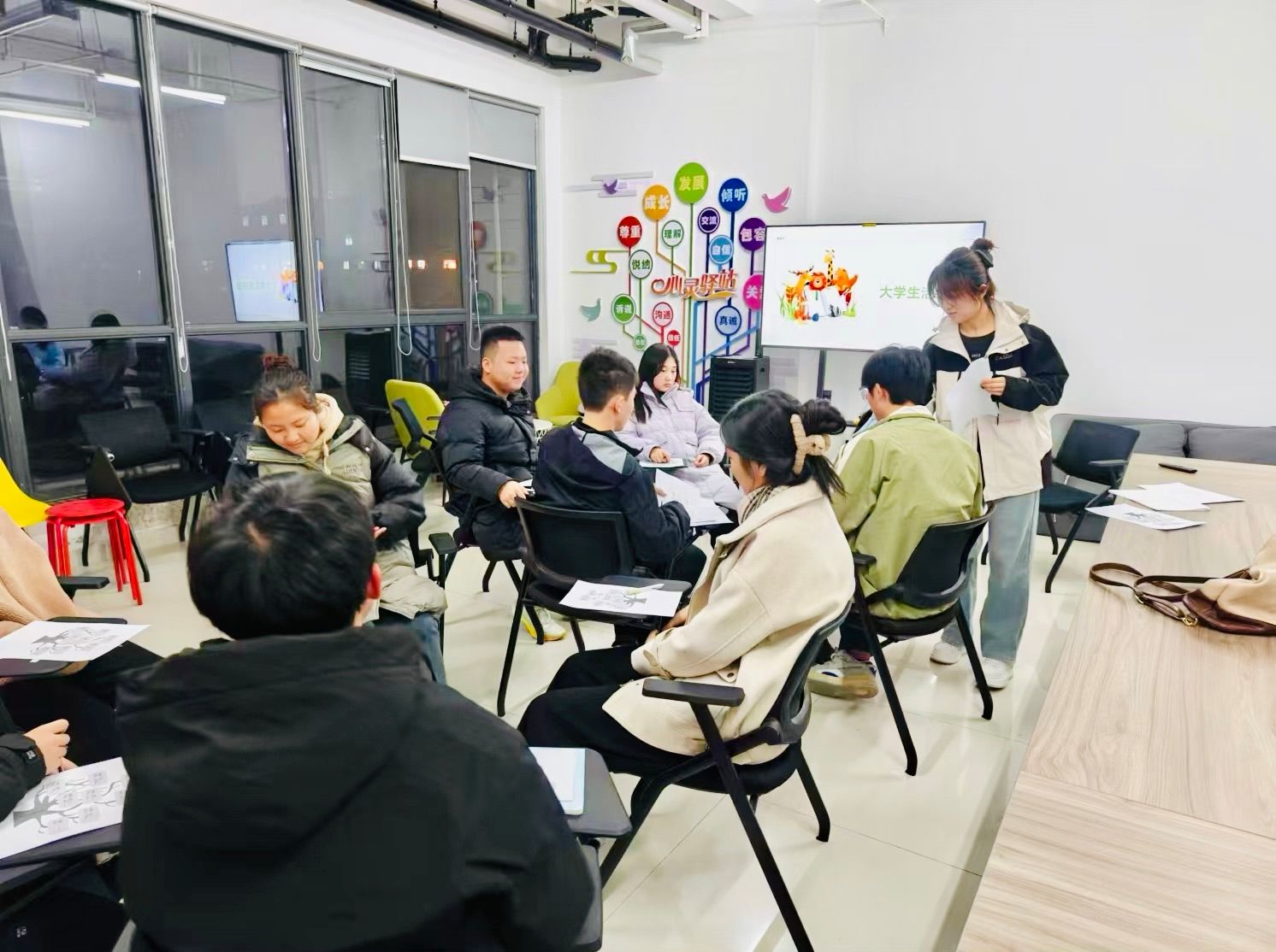 “寓”你同行 助你成长——赌博网
举行第二期辅导员宿舍论坛