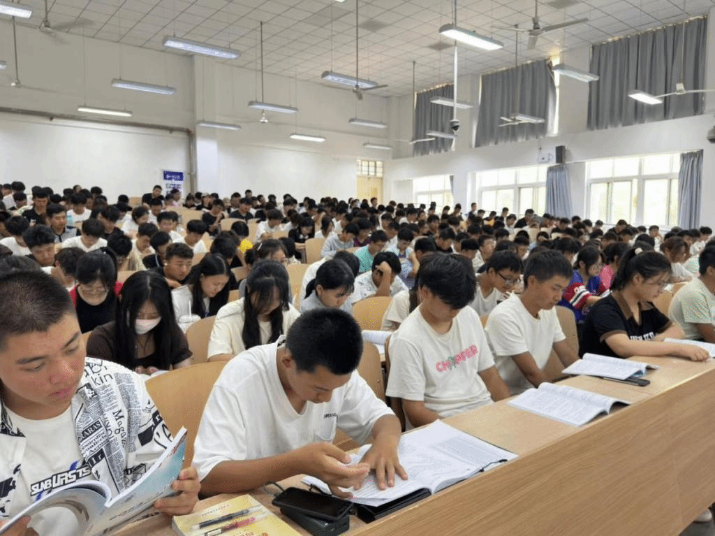 赌博网
材料类专业召开新学期年级大会